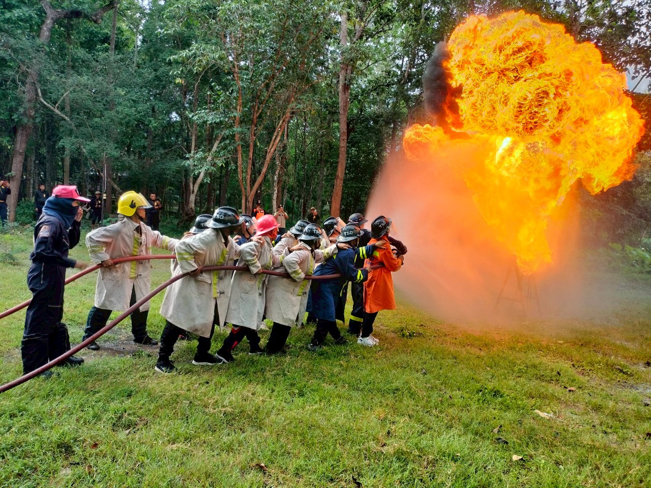 LINE_ALBUM_ทบทวน อปพร. 68_250813_416_397.jpg